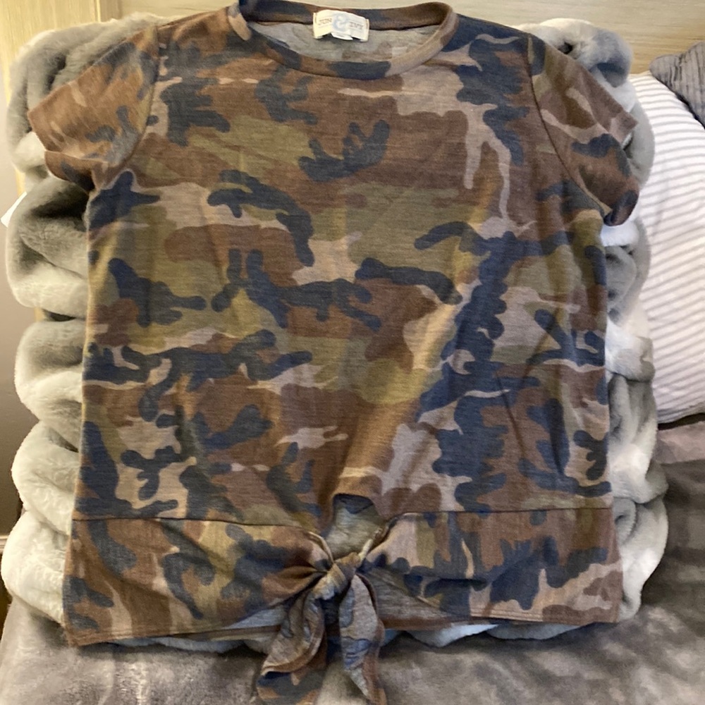 XS Jun & Ivy cap sleeve camouflage t- shirt